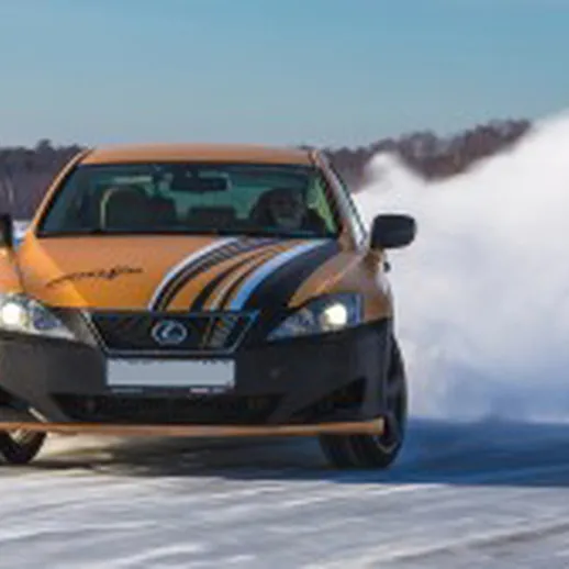 Уникальная спортивная машина на зимней трассе демонстрирует дрифт на свежем снегу под ясным небом