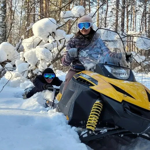 Открытые просторы зимнего леса в России: катание на снегоходах и радость дружбы на свежем воздухе