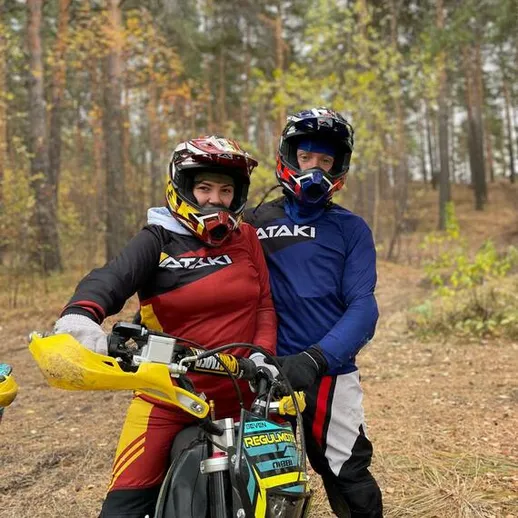 Мотоциклисты на внедорожниках в лесу осенью, дружная атмосфера и яркие костюмы для активного отдыха