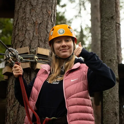 Девушка на тропе приключений в лесу, заряжающаяся позитивом и готовая к испытаниям