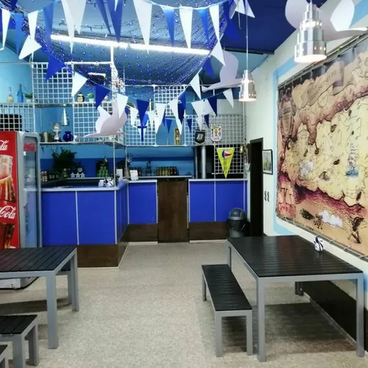 Уютное кафе с морской тематикой и украшениями, расположенное в центре города, идеально для встреч и отдыха