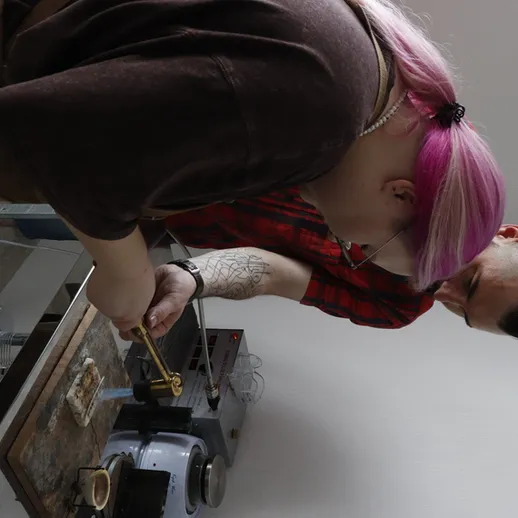 Мастерская по созданию ювелирных изделий: процесс работы с глазами на детали