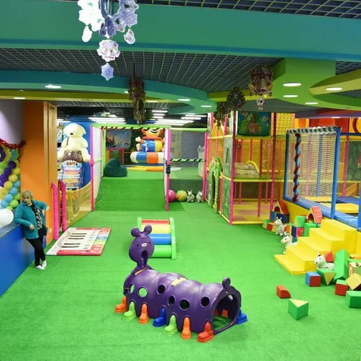 Игровая комната для детей с яркими конструкциями и развлекательными площадками в indoor парке