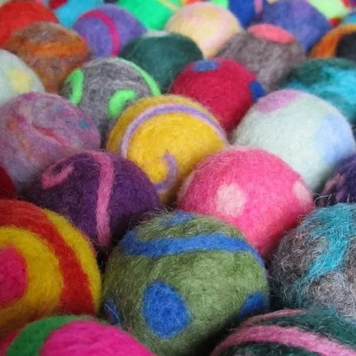 Яркие войлочные шарики, используемые для творчества и рукоделия в домашней мастерской