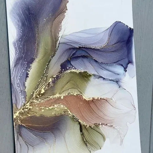 Абстрактная акварельная композиция с плавными линиями и золотым акцентом на белом фоне