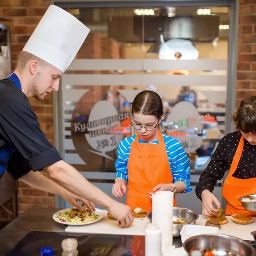 Урок кулинарии для детей в школе поваров, мастер-класс по приготовлению любимых блюд