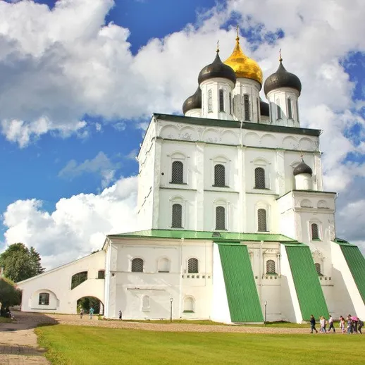 Кремль с белыми стенами и золотыми куполами, солнечный день на фоне голубого неба