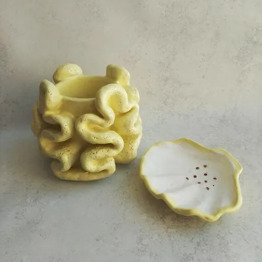 Керамическая посуда с рифленой текстурой в светлом цвете, идеально подходящая для хранения мелочей