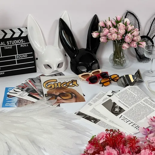 Ретро-вечеринка с масками зайцев и стильными аксессуарами на столе