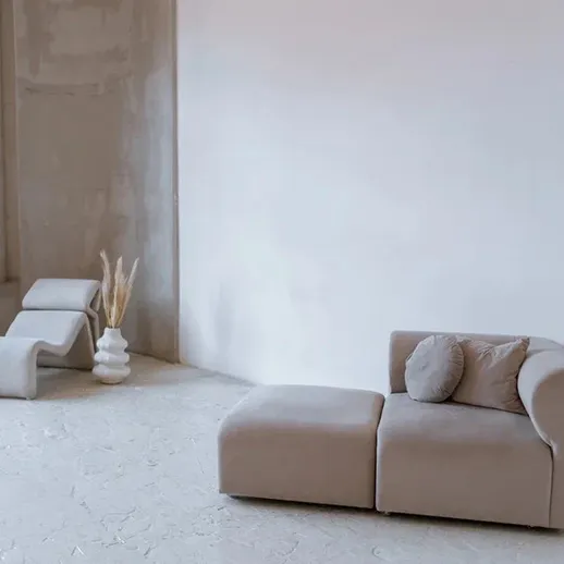 Спокойный интерьер с уютным диваном и минималистичной мебелью в светлом помещении