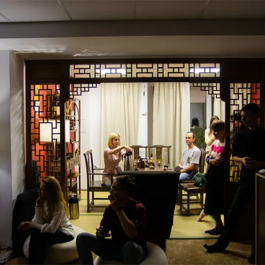 Собрание друзей в уютном интерьере восточного стиля в вечернее время