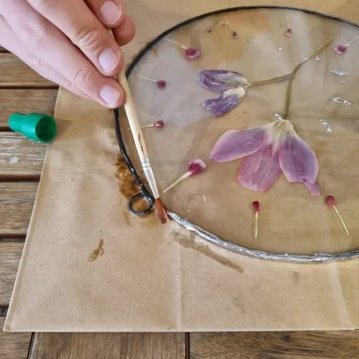 Создание DIY картины с сушеными цветами на деревянном столе в уютной мастерской