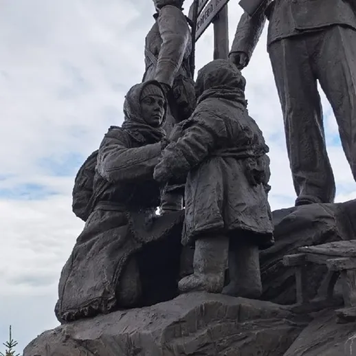 Памятник воинам, защищавшим Родину, с символами мужества и любви в ясный день