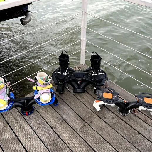 Неподалёку от берега стоят водные ботинки для активного отдыха на водной глади в ясный день