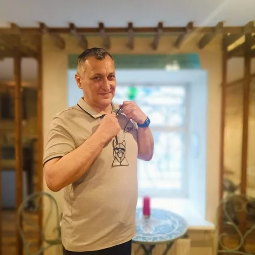 Мужчина с солнечными очками в уютном кафе, наслаждаясь атмосферой в дневное время и готовясь к выходу на улицу