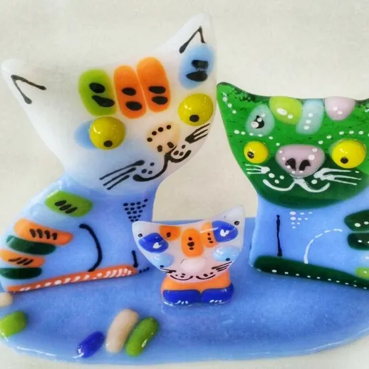 Пейзаж из цветных стеклянных фигурок котов, созданных вручную, на светлом фоне