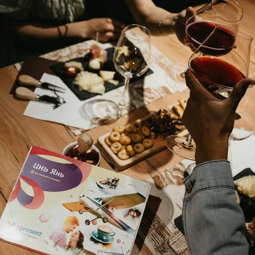 Вечер с друзьями: тосты с вином и закусками на деревянном столе