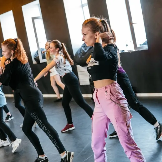 Танцевальный класс в студии на занятии по хип-хопу в Москве
