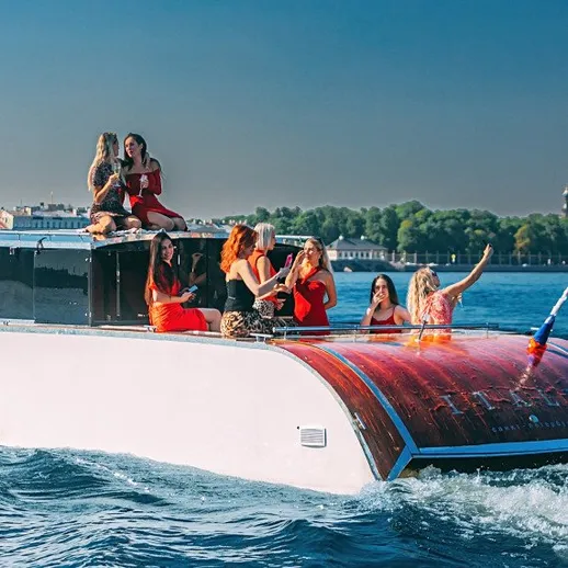 Групповой отдых на лодке в Санкт-Петербурге с красивыми видами на город