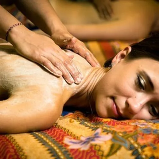 Расслабляющий массаж в спа-салоне в вечернее время