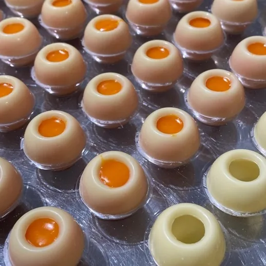 Уникальные кондитерские изделия с цветной начинкой на подносе в кондитерской