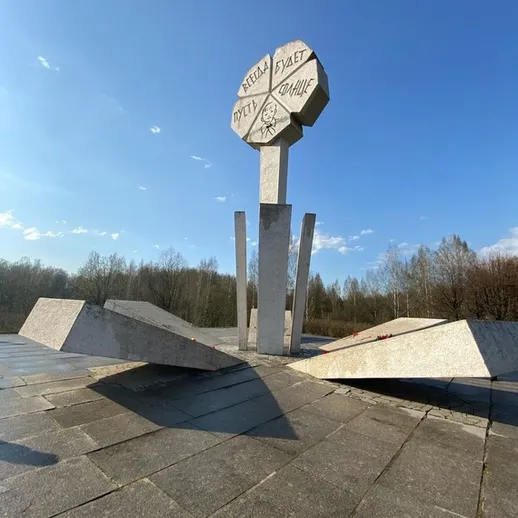 Памятник в честь жертв войны на фоне ясного неба и природы