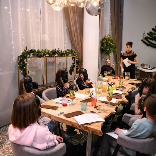 Группа детей на мастер-классе по кулинарии в уютном ресторане в вечернее время