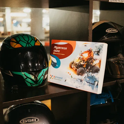 Экспозиция мотоциклетных шлемов в магазине мототехники в центре города