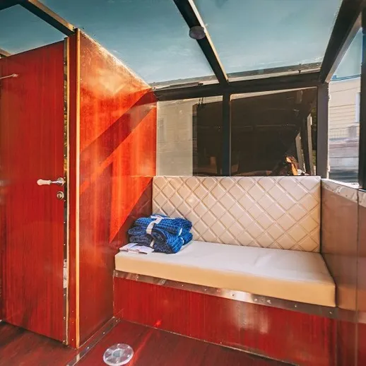 Просторный интерьер судна с мягким диваном и солнечным светом