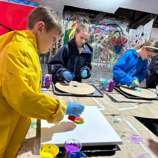 Дети занимаются творчеством на мастер-классе по живописи в ярком пространстве