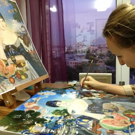 Художник создает картину с натюрмортом и женским портретом в студии на фоне города