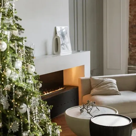 Новорічне життя в сучасному інтер'єрі з ялинкою та затишним декором