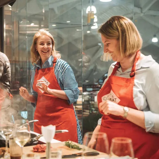 Женщины готовят вместе на кулинарном мастер-классе в уютном ресторане в вечернее время