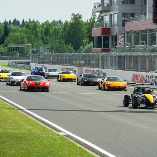Автомобильный заезд на гоночной трассе в Москве в солнечный день