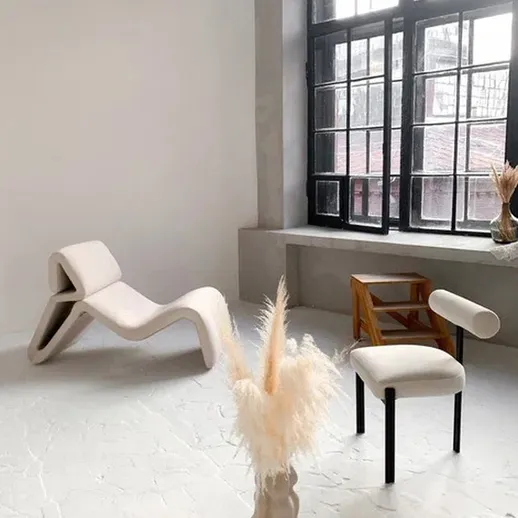 Внутренний интерьер с современными креслом и креслом в светлом помещении