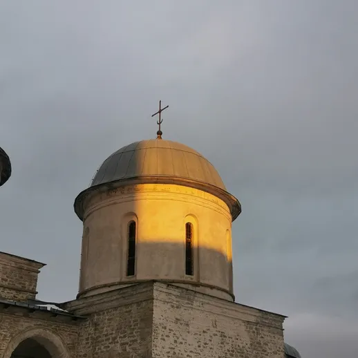 Вечерний свет на куполе древней церкви в руинах старинного города
