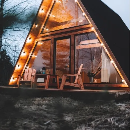 Уютный домик в лесу с красивым освещением и стильным дизайном на закате