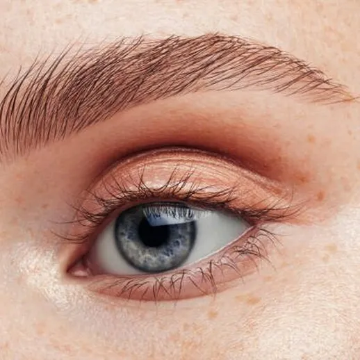 Глаз с детализированными ресницами и бровями, освещенный мягким светом в утреннее время