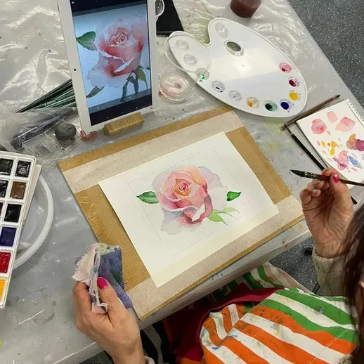 Урок акварели с изображением розы в художественной мастерской на занятии по живописи