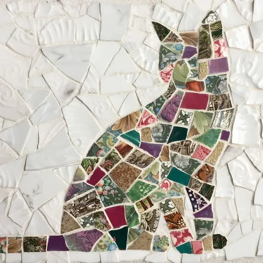 Мозаичное изображение кошки, выполненное из цветных фрагментов в искусстве домашнего декора