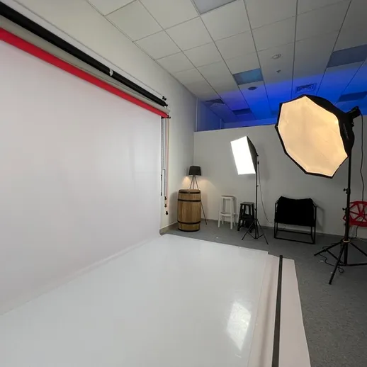 Современная фотостудия с оборудованием для съемки в светлом помещении