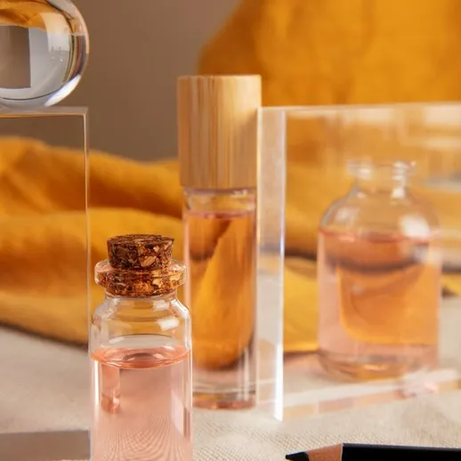 Мастерская по созданию парфюмерии с элементами стекла и натуральными ингредиентами в уютной обстановке