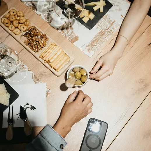 Ужин на двоих с закусками и вином в уютном ресторане в вечернее время