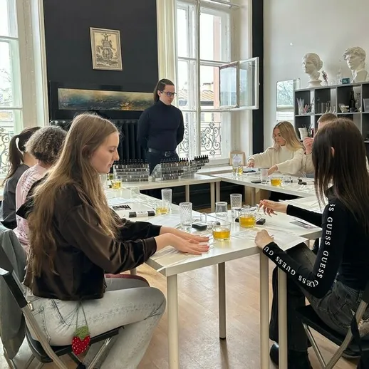 Занятие по ароматерапии в уютном пространстве с семью участниками и наставником в Санкт-Петербурге