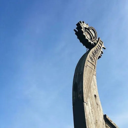 Фрагмент викингского корабля, возвышающегося над чистым небом в историческом гавани