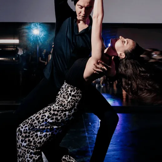 Пара танцует страстный танец в современном танцевальном зале в вечернее время