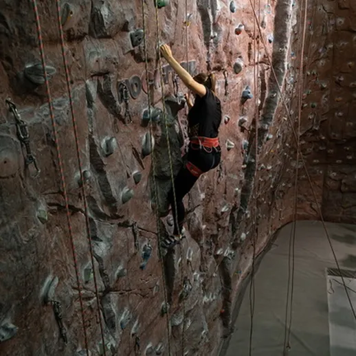 Климбинг на скалодроме: занятие на высоте с тренировкой силовой выносливости в закрытом помещении
