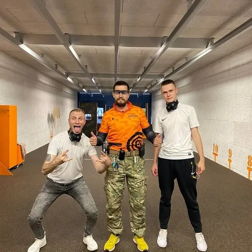 Тренировка по стрельбе с друзьями в тире на выходных