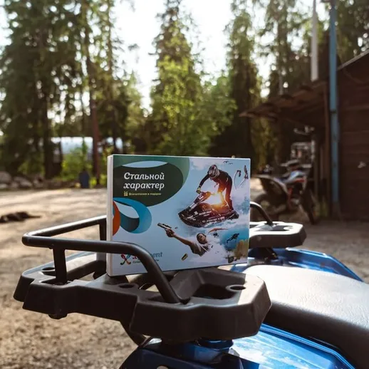 Находка на природе: упаковка продукта на заднем сиденье квадроцикла в лесу