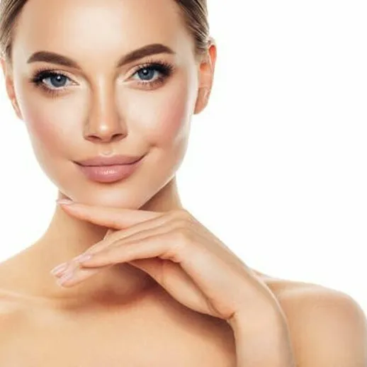 Молодая женщина с идеальной кожей, позирующая на нейтральном фоне в студии